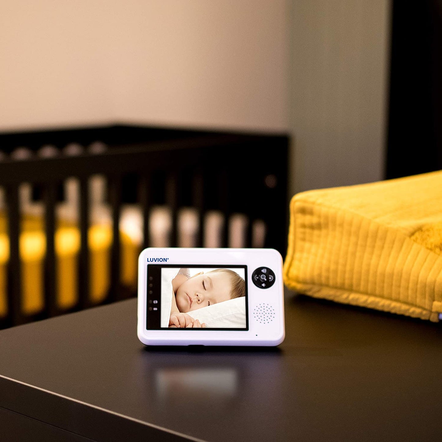 Luvion Essential Bestselgende babycall med kamera i Nederland, 3,5" LCD fargeskjerm, 250 m rekkevidde frisikt