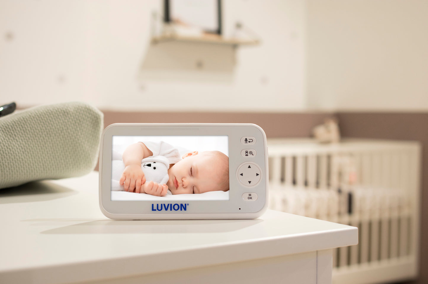 Luvion Icon Deluxe White Edition Babycall med kamera, 5" LCD fargeskjerm, 300 m rekkevidde frisikt.